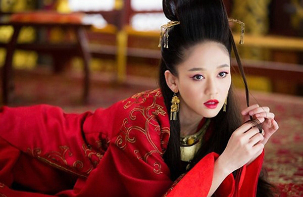 Trần Kiều Ân lại vướng tin đồn  ngủ  với trai trẻ kém 20 tuổi
