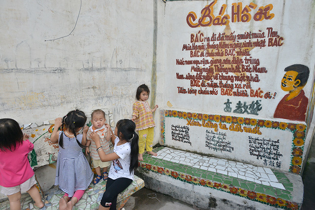 Một bức tranh trẻ em học bài thơ về Bác Hồ ở ngõ Ao Dài.