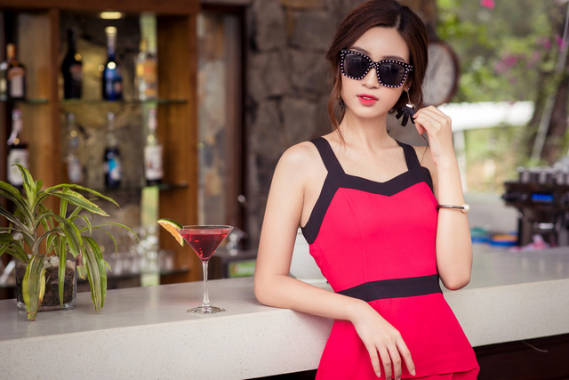 Những bộ cánh mang màu sắc nổi bật càng tôn thôn dáng vẻ thanh mãnh của Hoa hậu Việt Nam 2016.