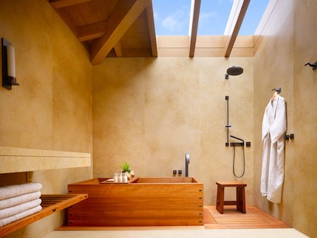 Các vị khách còn có thể lựa chọn trị liệu spa ngay trong phòng tắm tiện nghi