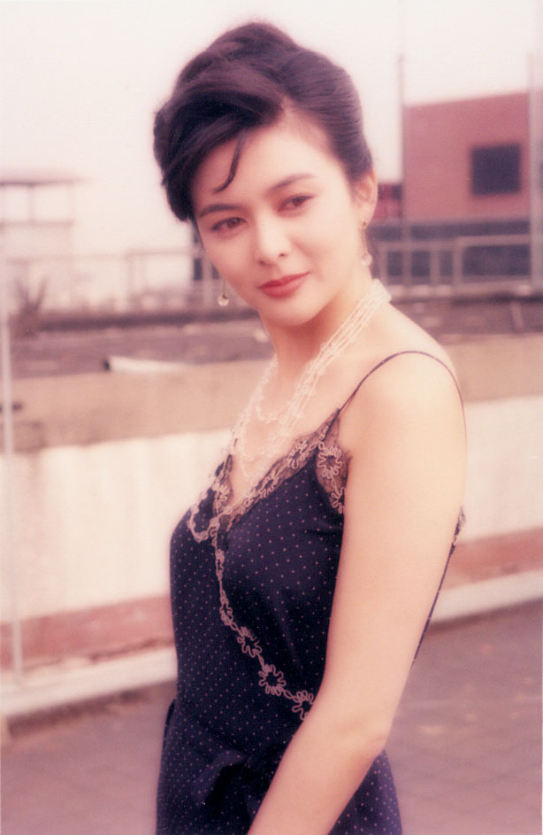  Quan Chi Lâm là một trong những nữ diễn viên châu Á với quan niệm thoáng về tình yêu. Cô hò hẹn với nhiều đồng nghiệp, trong đó có cả những anh chàng kém tuổi. 