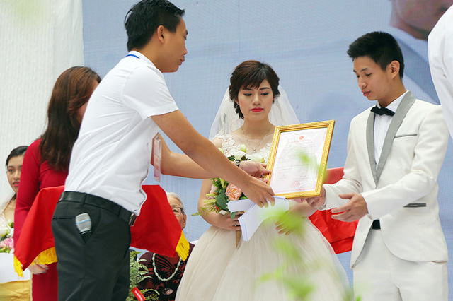  Ban tổ chức đã trao giấy chứng nhận đăng kí kết hôn cho các cặp đôi trẻ 