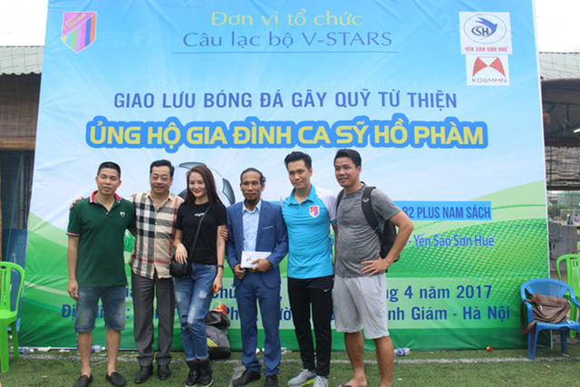 NSND Hoàng Dũng và diễn viên Việt Anh cùng tham gia CLB bóng đá V-Stars. Mới đây, CLB đã tổ chức đá giao hữu giúp đỡ gia đình ca sĩ Hồ Phàm.