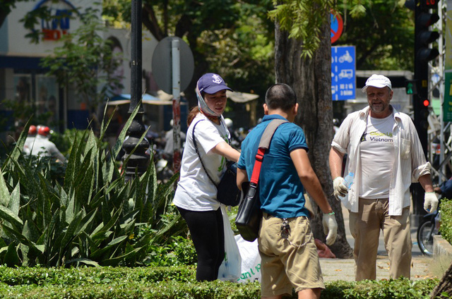 Thấy việc làm ý nghĩa trên, một người dân đã chạy mua nước suối lạnh tặng cho các tình nguyện viên.