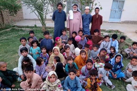 Ông lão Pakistan có 54 con vì...ngày nào cũng “yêu” - 2