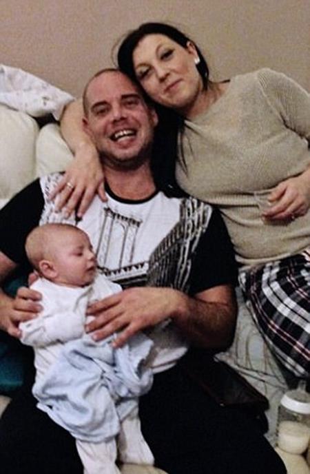 Kayleigh chụp ảnh cùng chồng là Tony Garner và con trai