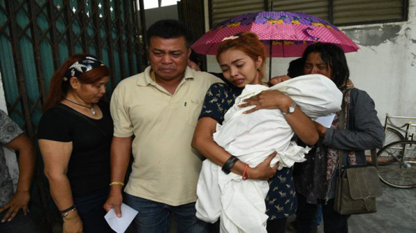 Hôm 25/4, mẹ của đứa bé cùng họ hàng đã đến bệnh viện địa phương để mang xác bé về chôn cất, kênh 3 của đài truyền hình Thái Lan đưa tin.