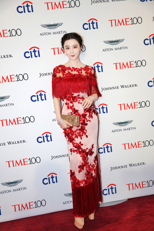  Người đẹp Hoa ngữ tự tin tạo dáng trên thảm đỏ và trò chuyện với những ngôi sao điện ảnh quốc tế tại sự kiện. 