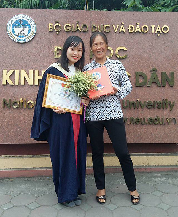 Nữ sinh Bùi Thị Thanh Ngân và mẹ trong lễ tốt nghiệp