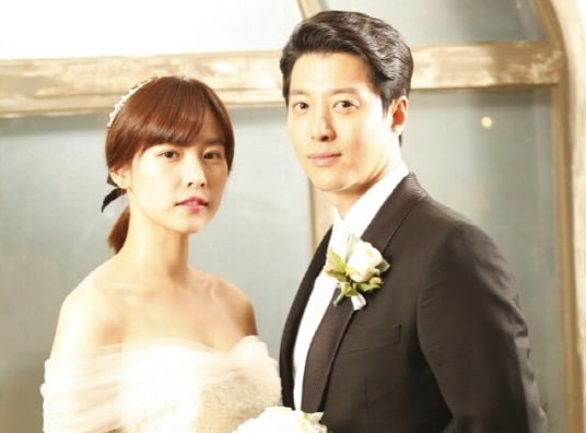 Những cặp đôi sao Hàn yêu nhanh cưới gấp khiến fan choáng váng  - Ảnh 1.