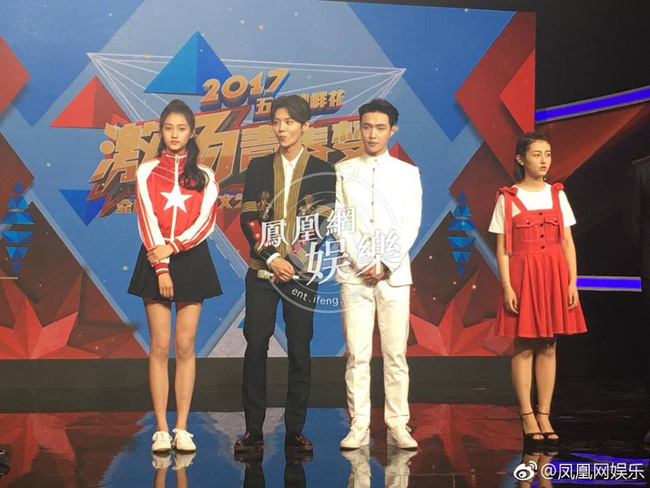 Khoảnh khắc hot nhất ngày: Lay - Luhan cùng đứng chung sân khấu sau 3 năm tưởng chừng đoạn tuyệt tình cảm - Ảnh 6.