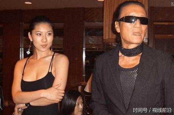 Bố Tạ Đình Phong chia tay tình trẻ kém 49 tuổi