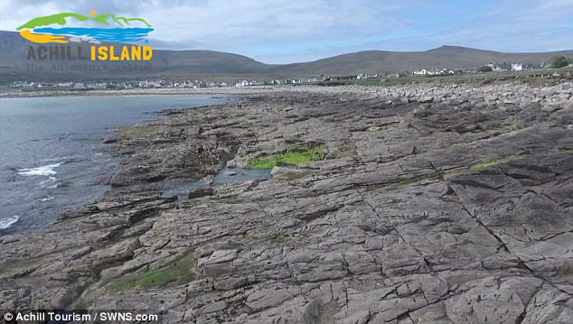Bãi biển đột nhiên xuất hiện sau hơn 30 năm biến mất
