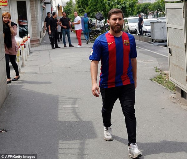 Reza thường xuyên xuất hiện trong chiếc áo thi đấu của Messi mỗi khi ra đường