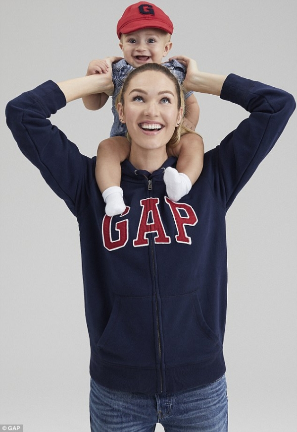 Candice Swanepoel và con trai 7 tháng tuổi xuất hiện trong một quảng cáo khác.  