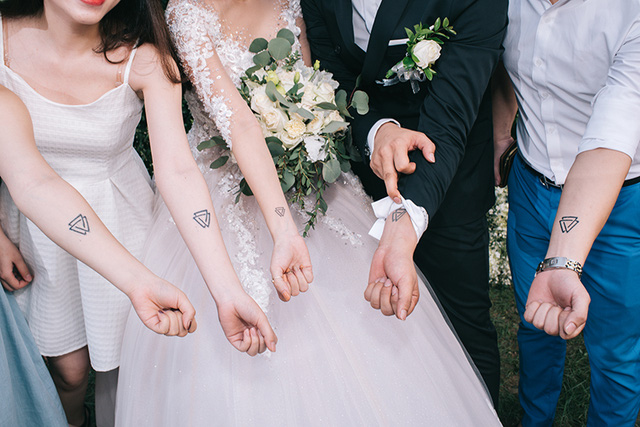 Đám cưới lấy cảm hứng từ biểu tượng cho sự bền vững và gắn kết là 3 tam giác cân lồng vào nhau. Các khách mời cũng được xăm lên tay biểu tượng này.