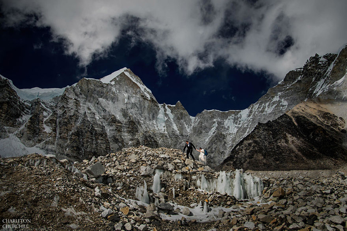 Người leo đỉnh Everest phải đối mặt với nhiều khó khăn như thiếu oxy, trượt ngã, thời tiết băng giá, gió bão. Nhưng nguy hiểm nhất là những cột băng khổng lồ có kích thước bằng tòa nhà, những tháp băng bấp bênh sẵn sàng sụp xuống bất kỳ lúc nào.