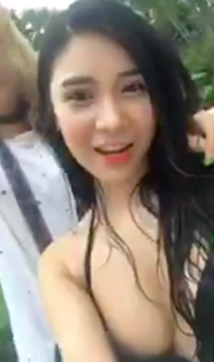 Mỹ nhân nóng bỏng của Người Phán Xử lộ ngực khi livestream trên Facebook - Ảnh 2.