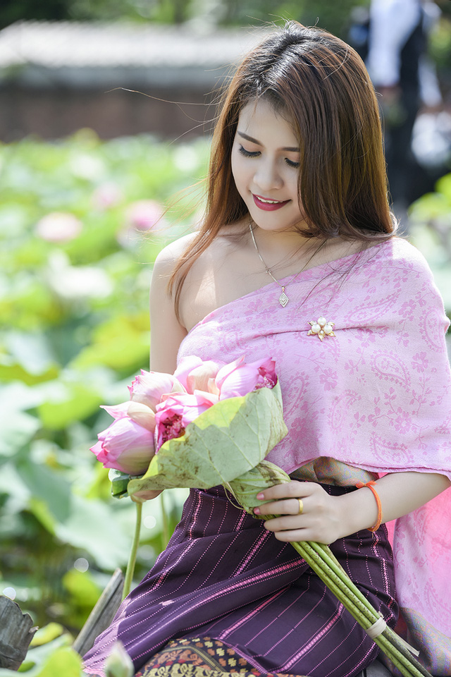  Cô gái Lào cho biết, trang phục của cô diện trong bộ ảnh này là trang phục truyền thống của người con gái Lào. Anisone sử dụng cả hai loại trang phục truyền thống của Việt Nam và Lào để thể hiện tình yêu đối với cả hai đất nước. 