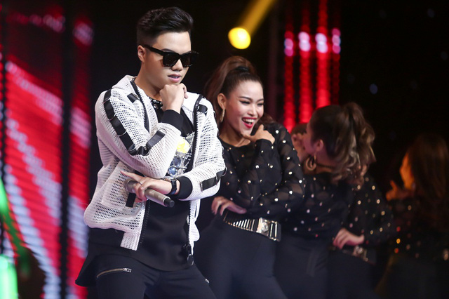 Anh Đức nhảy vũ điệu Gangnam style kết thúc vòng Loại trực tiếp.