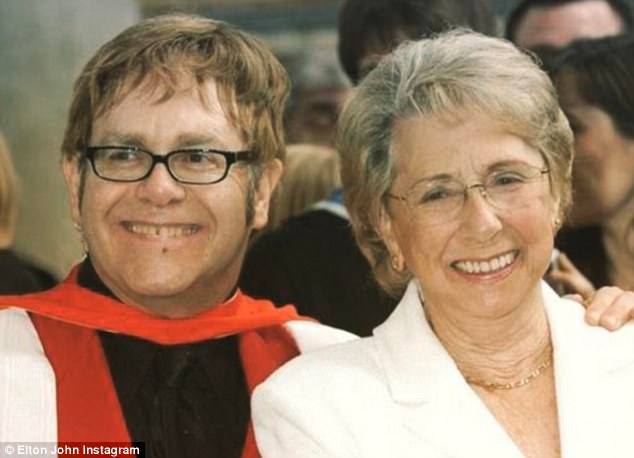  Elton John, 70 tuổi cũng chia sẻ ảnh cùng mẹ đẻ - bà Sheila Dwight, 92 tuổi và lời nhắn: Chúc mừng ngày của mẹ, thật tuyệt là giờ chúng ta lại ở bên nhau. Yêu mẹ. Nam danh ca và mẹ không nhìn mặt nhau từ năm 2008 và mới nối lại quan hệ. 