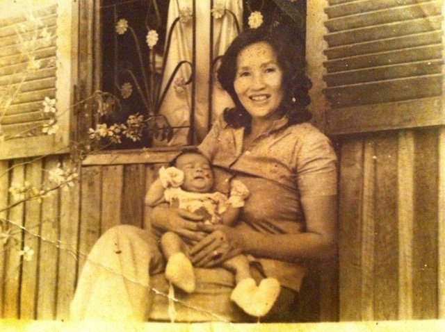  Dương Triệu Vũ còn chia sẻ ảnh thời bé của Hoài Linh và mẹ. Anh ghi chú sợ mọi người hiểu nhầm: “Đây không phải là Vũ mà là Anh Hoài Linh nhé cả nhà”. 