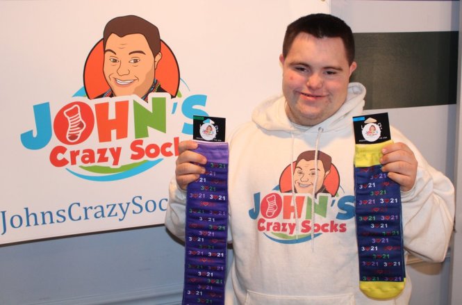 John Cronin bên những chiếc vớ của Công ty Crazy Socks do cậu sáng lập - Ảnh: John Crazy Socks