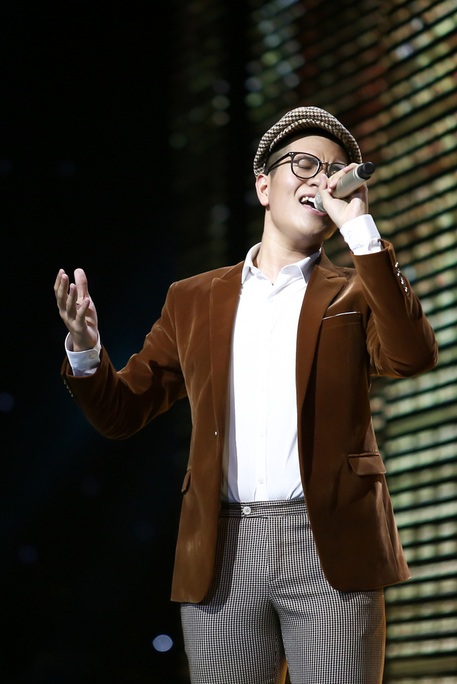 Chàng trai duy nhất trong top 3 team Noo Phước Thịnh là Ngô Anh Đạt thể hiện ca khúc Nắng Thủy Tinh sáng tác của cố nhạc sĩ Trịnh Công Sơn.