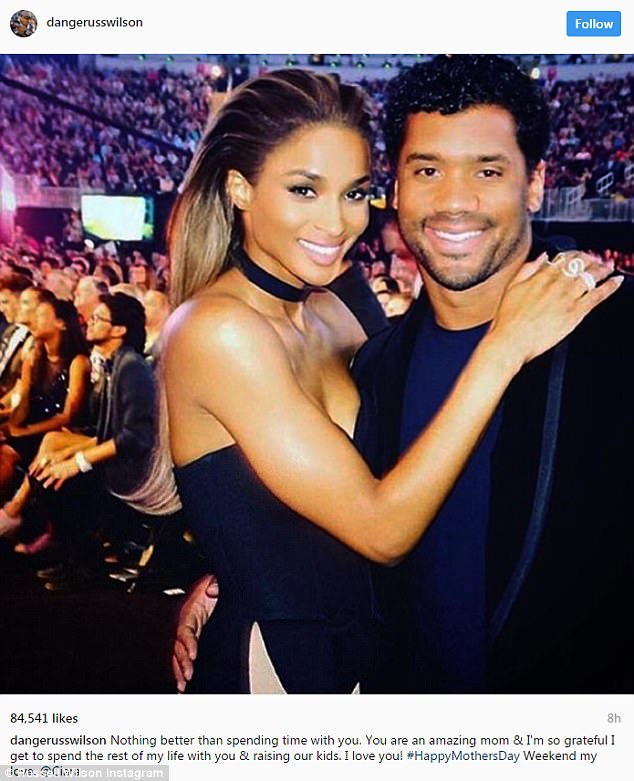  Cầu thủ khúc côn cầu Russell Wilson gửi lời chúc ngọt ngào tới vợ Ciara: Không còn gì tuyệt hơn được ở bên em, em là người mẹ tuyệt vời và anh thấy mình rất may mắn khi được ở bên em tới hết cuộc đời này và cùng nuôi dạy những đứa con của chúng mình. Anh yêu em. 