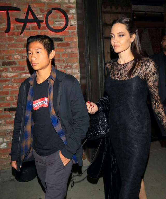  Angelina Jolie đi ăn tối cùng con trai nuôi Pax Thien vào ngày của Mẹ, ngày 14/5. 