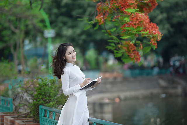  Là học sinh, Ngọc Anh yêu vẻ đẹp của tà áo dài trắng. Và em muốn thực hiện bộ ảnh này để lưu lại ký ức tuổi học trò. 
