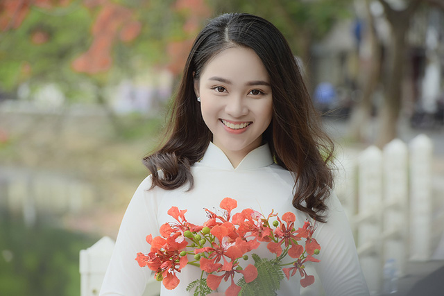 Nữ sinh tuổi 16 lãng mạn bên chùm hoa phượng đỏ