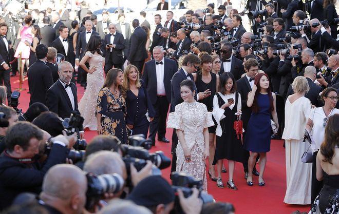 Không thua chị kém em, Lý Nhã Kỳ lộng lẫy như bà hoàng trên thảm đỏ khai màn LHP Cannes 2017 - Ảnh 3.