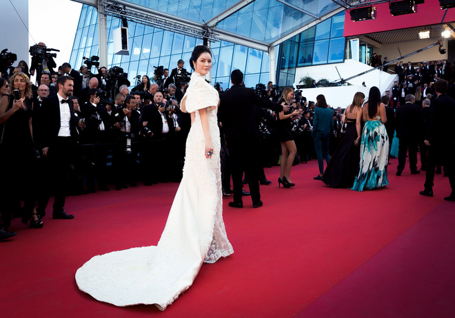 Không thua chị kém em, Lý Nhã Kỳ lộng lẫy như bà hoàng trên thảm đỏ khai màn LHP Cannes 2017 - Ảnh 8.