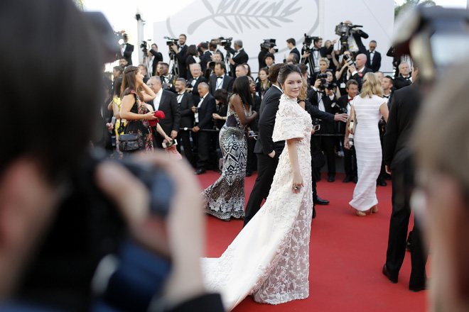Không thua chị kém em, Lý Nhã Kỳ lộng lẫy như bà hoàng trên thảm đỏ khai màn LHP Cannes 2017 - Ảnh 4.