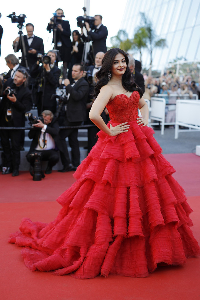 Mặc đẹp làm gì, cứ mang váy quét cả thảm đỏ Cannes như Kendall thì bảo đảm hot nhất! - Ảnh 8.