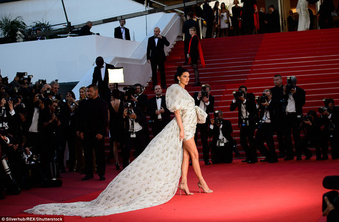 Mặc đẹp làm gì, cứ mang váy quét cả thảm đỏ Cannes như Kendall thì bảo đảm hot nhất! - Ảnh 2.