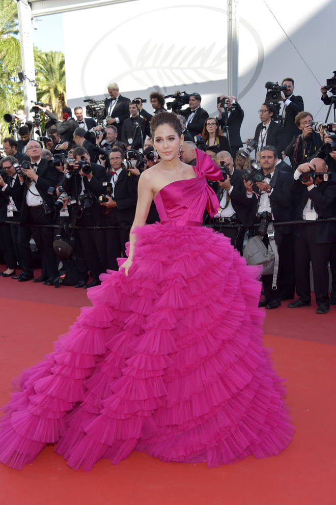 Mặc đẹp làm gì, cứ mang váy quét cả thảm đỏ Cannes như Kendall thì bảo đảm hot nhất! - Ảnh 10.