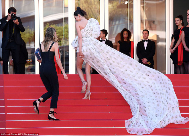 Mặc đẹp làm gì, cứ mang váy quét cả thảm đỏ Cannes như Kendall thì bảo đảm hot nhất! - Ảnh 5.