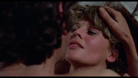 Nhờ hàng loạt các cảnh yêu đương nhạy cảm mà “Dont look now” đã được nhiều người đánh giá là bộ phim gợi cảm nhất mọi thời đại. Dù ra mắt từ năm 1973 nhưng cho đến giờ, cảnh thân mật nóng bỏng giữa hai ngôi sao Donald Sutherland và Julie Christie vẫn là “tượng đài” khó có thể vượt qua.