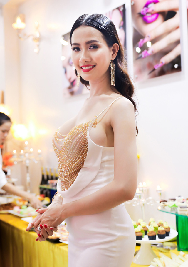  Top 5 Hoa hậu Việt Nam 2012 - nữ diễn viên Phan Thị Mơ khéo léo kết hợp chiếc đầm body cùng đôi bông tai lạ mắt cùng tone để mang đến cho mình một hình ảnh mới, quyến rũ. 