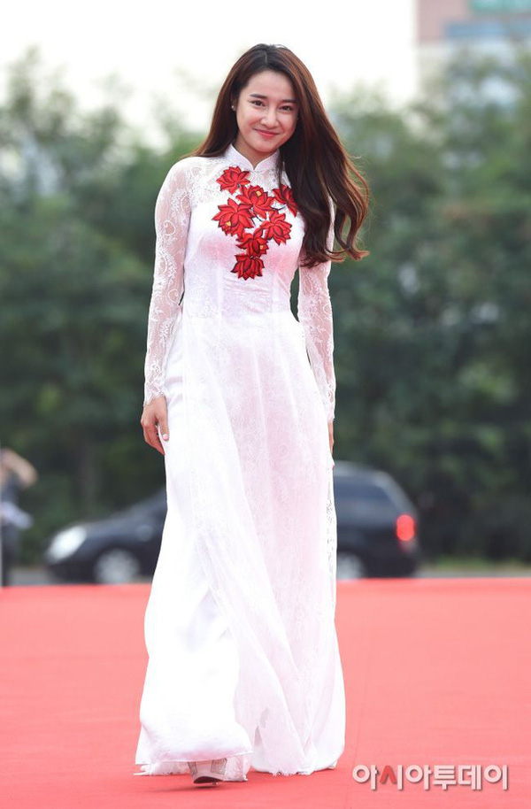 Váy áo thiết kế Việt của các người đẹp trên thảm đỏ quốc tế làm nức lòng khán giả quê nhà - Ảnh 19.