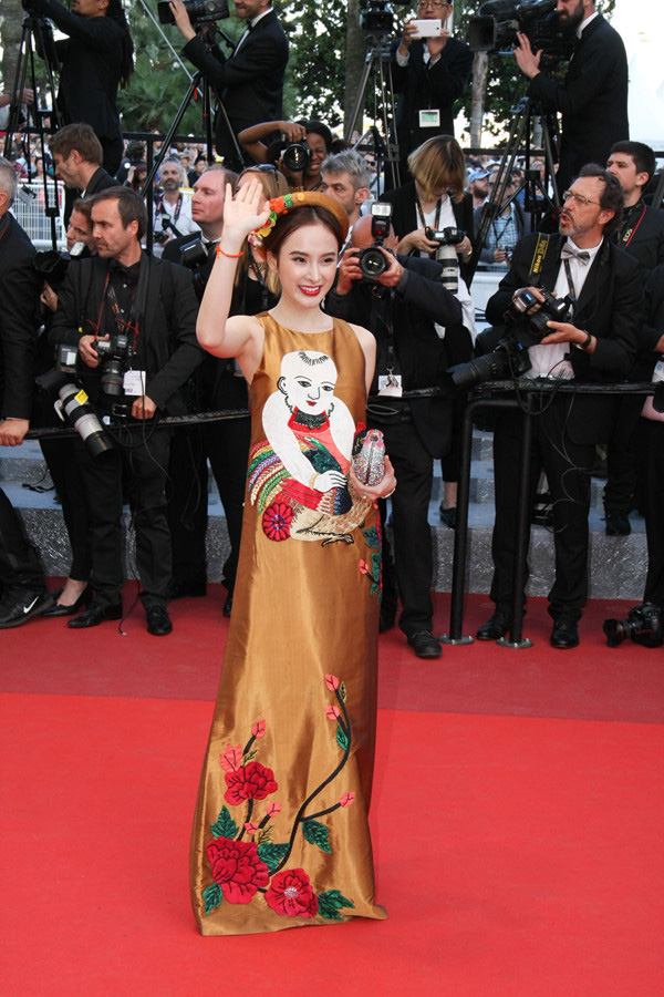 Váy áo thiết kế Việt của các người đẹp trên thảm đỏ quốc tế làm nức lòng khán giả quê nhà - Ảnh 4.