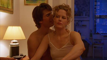 Khi các diễn viên thực sự yêu nhau ở ngoài đời thì những cảnh thân mật trong phim sẽ được đưa lên một cấp độ mới và “Eyes wide shut” chính là một ví dụ điển hình. Cho đến giờ, những cảnh nóng giữa Tom Cruise và Nicole Kidman trong bộ phim vẫn được đánh giá là khiến cho người xem không thể không “đỏ mặt”.