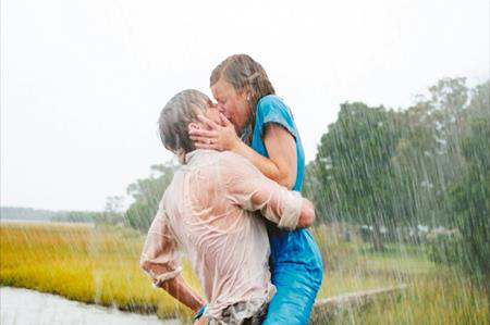 Trong thời gian đóng “The Notebook”, Ryan Gosling và Rachel McAdams thực sự đã phải lòng nhau. Có lẽ, đây cũng là lý do khiến cho hai ngôi sao có thể nhập vai “ngọt” đến như vậy khi thực hiện cảnh phim khóa môi dưới mưa kinh điển.