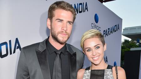 Sau khi chia tay Liam Hemsworth vào năm 2013, Miley Cyrus đã trải qua một quãng thời gian đầy biến cố với màn lột xác táo bạo đến phản cảm và thậm chí, Miley còn công khai chuyện mình là người lưỡng tính cũng như hẹn hò thiên thần nội y Stella Maxwell. Tuy nhiên, đến đầu năm 2016, Miley đã bất ngờ tái hợp với Liam Hemsworth. Và từ ngày “gương vỡ lại lành”, tình cảm của cặp sao còn thắm thiết hơn xưa. Trong khi Miley ngày càng trở nên nữ tính, trưởng thành thì Liam cũng đã đặc biệt chuẩn bị một chiếc nhẫn đính hôn tuyệt đẹp cho bạn gái và dường như, cả hai đều đang mơ về một mái ấm hạnh phúc.