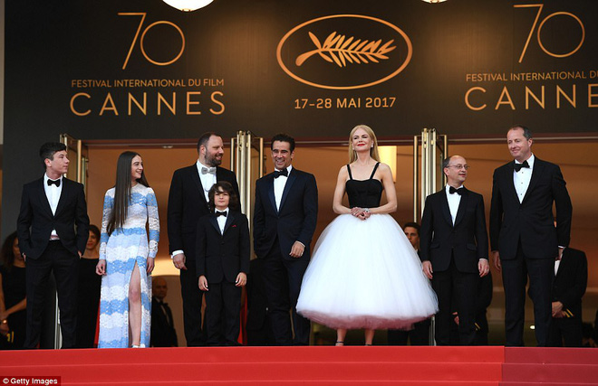 Thiên thần Victorias Secret hâm nóng thảm đỏ Cannes với váy xuyên thấu khoe vòng 3 - Ảnh 5.