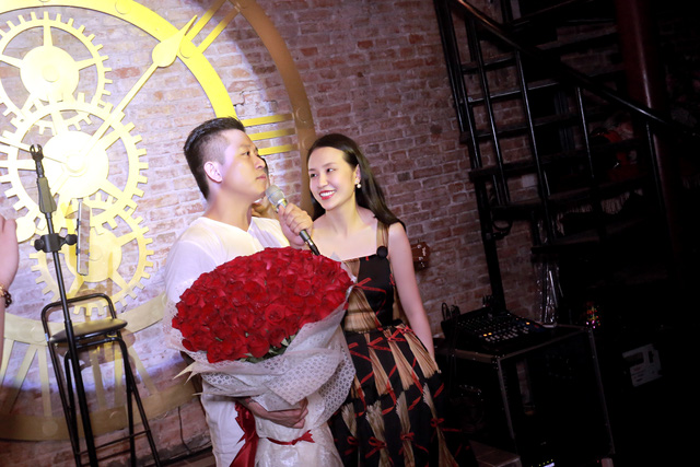 Tuấn Hưng chuẩn bị một bó hoa hồng 99 bông và hát tặng vợ trong ngày sinh nhật.