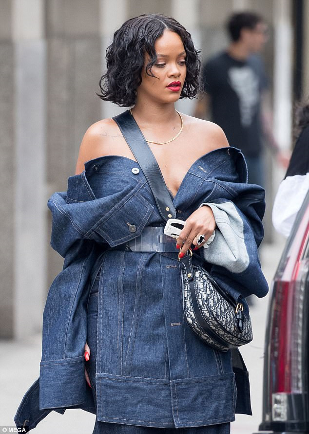 Rihanna mac nhu chu lun tren pho New York hinh anh 2