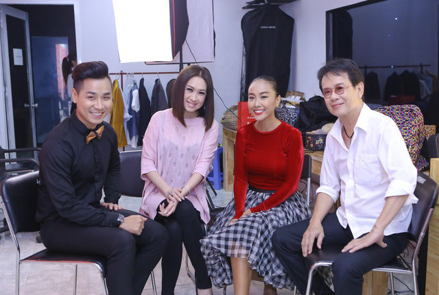 Nguyên Khang với ca sỹ Ý Lan, Đoan Trang và nhạc sỹ Đức Huy trong hậu trường.